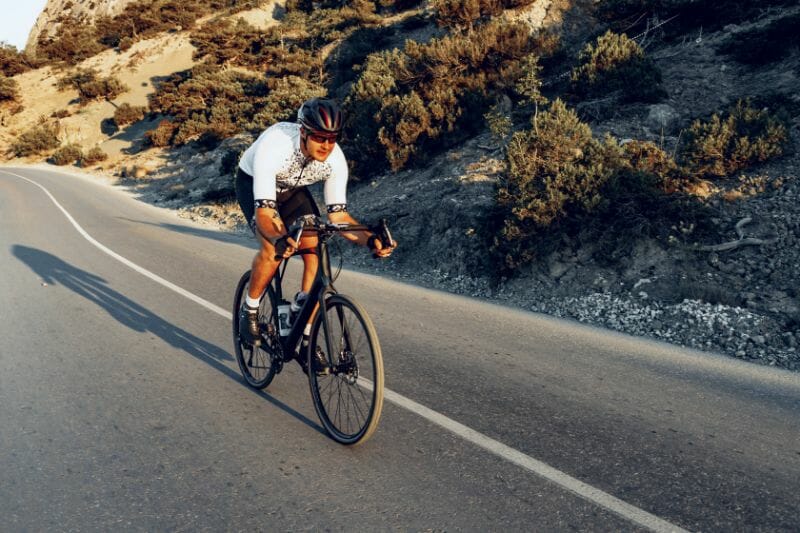 cyclist in a relaxed position to maintain aerodynamic while cycling uphill